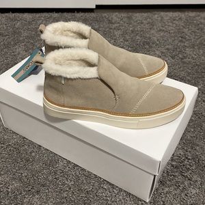 Toms size 6 bootie. Leather lined with fur. Color cobblestone